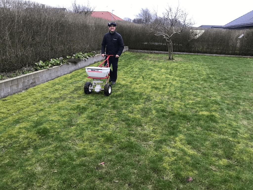 DMGreenkeeping-medarbejdere vedligeholder græsplænen